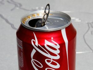 Coca cola, cosa succede al nostro corpo nei 60 minuti dopo aver bevuto una lattina