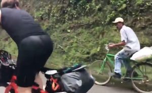 YOUTUBE Il contadino in bici umilia i triatleti in salita
