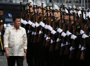 Filippine: Duterte regala 6 milioni di preservativi alle donne per combattere la povertà