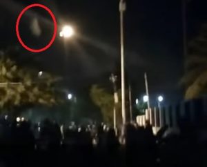 YOUTUBE Durante la rissa appare il fantasma: video ripreso in Indonesia