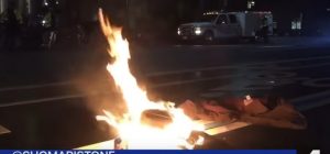 "Abbiamo eletto un dittatore" e si dà fuoco davanti al Trump Hotel a Washington  