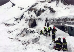 Hotel Rigopiano spazzato via dalla neve: oltre 25 dispersi e 2 morti