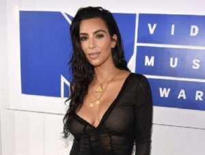 Kim Kardashian, rapina a Parigi, nuovi dettagli: "Avevo solo accappatoio e..."