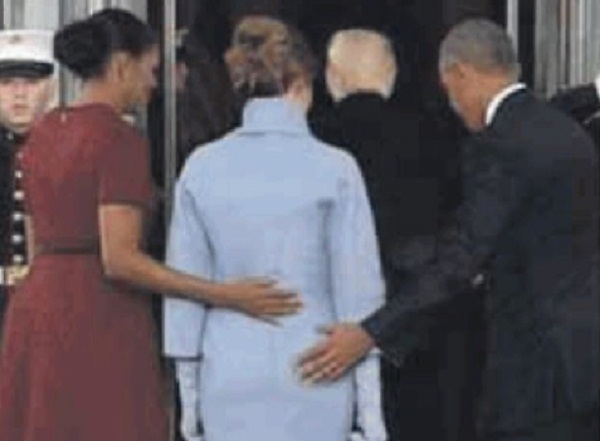 Obama e Melania Trump, la mano dell'ex presidente Usa... FOTO