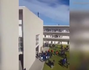 YOUTUBE Studente tenta il suicidio dal tetto della scuola