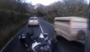 YOUTUBE Auto frena all'improvviso e motociclista si schianta
