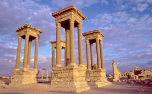 Palmira: Isis ha distrutto il Tetrapilo e il proscenio del teatro romano
