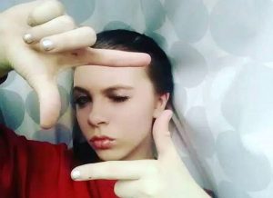 YOUTUBE "Patrigno abusa di me", 12enne si uccide in diretta streaming