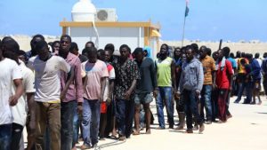 Migranti, firmato il patto Italia-Libia: stop profughi, confine sud sigillato, aiuti