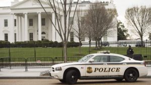 Usa, allarme bomba alla Casa Bianca: "Auto fermata a posto di blocco"