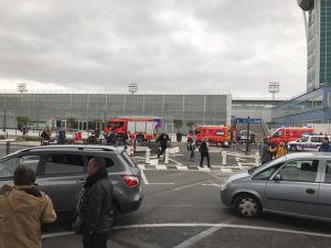 Parigi, cerca di rubare arma a poliziotto all'aeroporto: ucciso