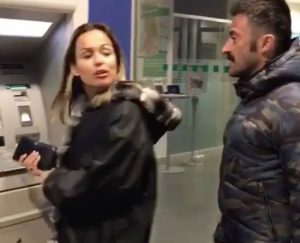 VIDEO Paolo Bonolis, gaffe per la moglie Sonia Bruganelli: "Che ci faccio con 30 euro?"