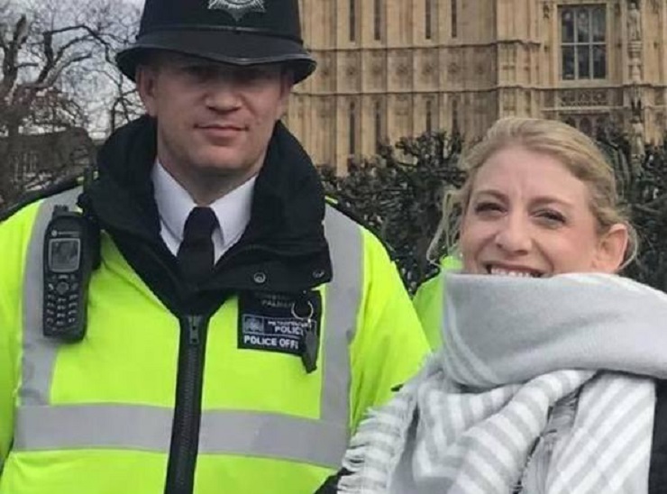 Attentato Londra, il selfie del poliziotto pochi minuti prima di essere ucciso dal terroristaAttentato Londra, il selfie del poliziotto pochi minuti prima di essere ucciso dal terrorista