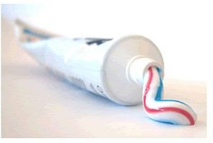 Dentifricio, non serve solo per i denti: puoi usarlo per eliminare brufoli, pulire l'auto e...
