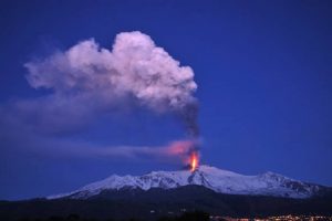 Etna, esplosione da cratere: dieci feriti