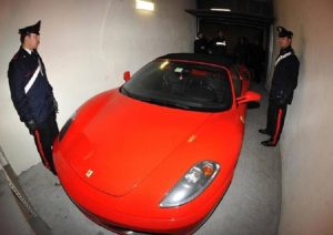La polizia gli sequestra la Ferrari: "Tenetevela, tanto ne ho un’altra"