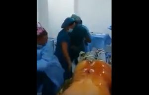 YOUTUBE Infermiere ballano vicino al paziente sotto anestesia