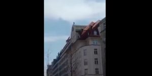 YOUTUBE Lancia mattoni dal tetto dell'hotel a Lipsia. Poi si lancia nel vuoto