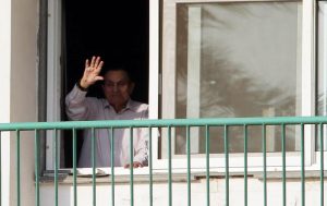 Egitto, Mubarak torna libero: l'ex presidente lascia l'ospedale militare dopo 6 anni