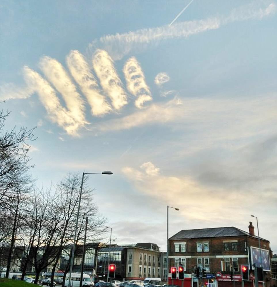 "La mano di Dio": la nuvola dalla forma spettacolare sul cielo di Manchester