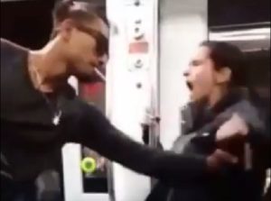 YOUTUBE Roma, litiga con una ragazza rom e la butta fuori dal treno