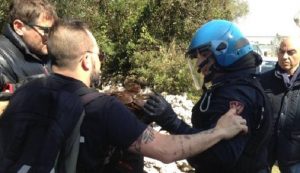 Fratelli d'Italia prepotente: a Torino bloccano ambulanza, a Melendugno i camion