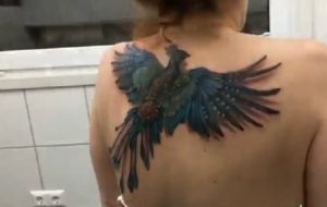 Tatuaggio tridimensionale: la fenice vola via dalla schiena