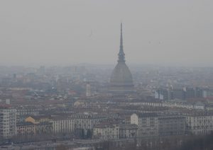 Smog, a Torino auto ferme domenica 5 marzo. Chi può circolare