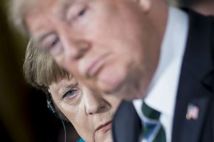 Trump "rozzo" per i media tedeschi. Niente stretta di mano a Merkel? Fake news per Donald