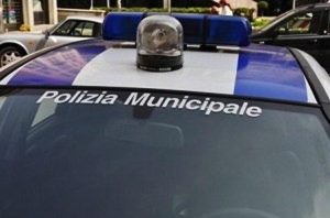 Roma, schianto tra 2 auto e uno scooter sulla Cristoforo Colombo: due feriti