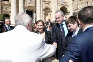 Bill O'Reilly stretta di mano a Papa Francesco, Murdoch lo licenzia per le molestie alla Fox