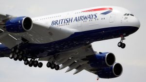 British Airways, hostess negano il bagno a pensionata: 13 ore con vestiti bagnati