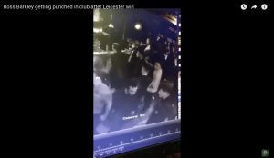 YouTube, Ross Barkley dell'Everton atterrato da un pugno in un locale