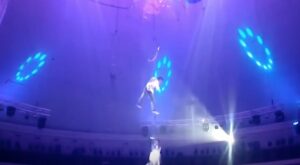 YOUTUBE Acrobata del circo precipita per 9 metri durante una esibizione
