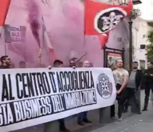 Torre del Greco, CasaPound in piazza contro i migranti: "Difendiamo il nostro territorio" VIDEO