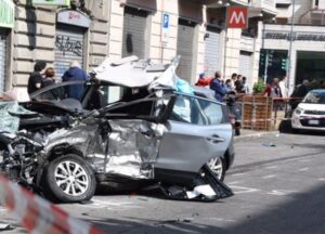Milano, schianto frontale: pirata della strada fugge e lascia morire il ferito. Caccia all'uomo