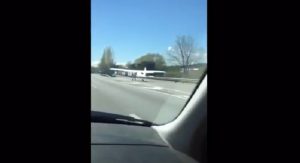 Catalogna, aereo in guasto costretto ad atterrare su autostrada 