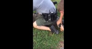 Alligatore dentro al garage: agenti lo "arrestano" bloccandolo con le manette