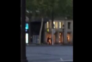 Parigi, l'attentato ripreso in diretta da un passante