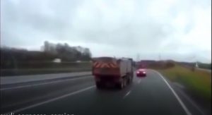 Auto sorpassa camion poi frena all'improvviso per farlo fermare 