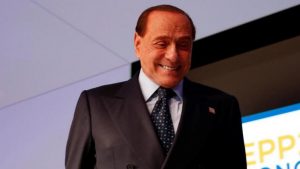 Berlusconi show al Salone del Mobile. Alla sostenitrice: "Vuoi che mi spoglio?"