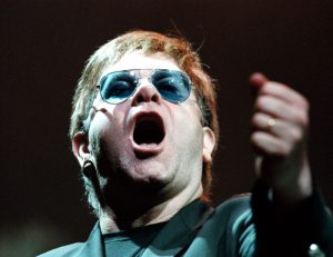 Elton John "ha rischiato di morire": cancellati tutti i concerti