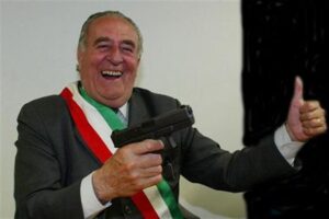Lega Nord ripudia il sindaco-sceriffo Giancarlo Gentilini. Lui: "Me ne sbatto, resto leghista"