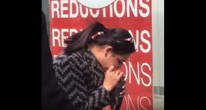 Glasgow, donna pratica respirazione bocca a bocca al piccione 
