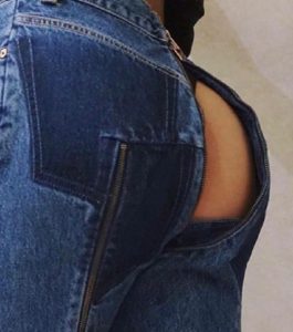 Jeans con zip su lato B, gli "scandalosi" pantaloni di Vetements-Levi's