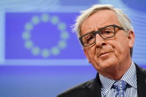 Migranti, Juncker risponde all'Austria: "Altro che esenzione. Iniziate i ricollocamenti"
