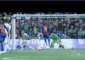 Barcellona - Juventus, Dybala mette la palla in fallo laterale ma Messi...