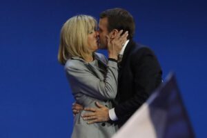 Elezioni Francia: Macron "toy boy" e Brigitte "cougar", bufera sui tabloid inglesi