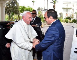 Papa Francesco al Cairo: "I leader religiosi smascherino la violenza travestita da sacralità"