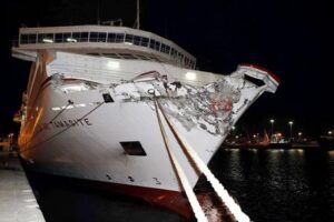 Spagna: ferry contro molo Las Palmas